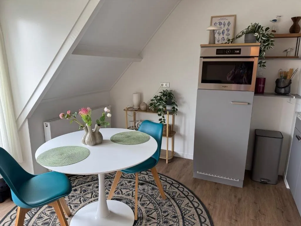 Kitchen and dining area at Oost10